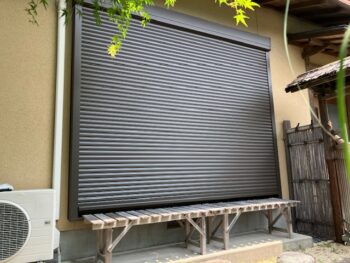 後付けシャッターで防犯・台風対策を